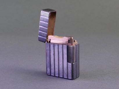 DUPONT
Silver-colored metal lighter with...