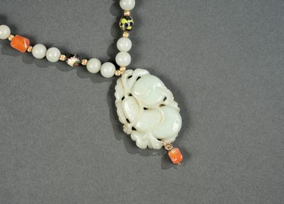 COLLIER RAS-DE-COU retenant en pendentif...