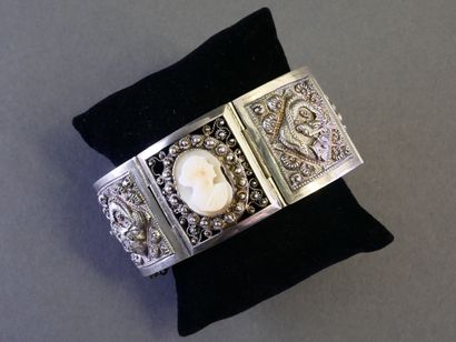 BRACELET BANDEAU en argent (min 800/°°) orné...