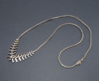 COLLIER en or blanc 18K (750/°°) centré d’un...