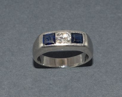 LITTLE FINGER RING in platinum, centered...