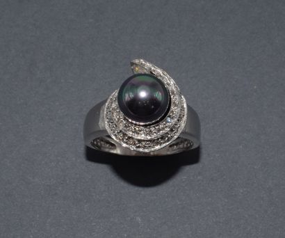 BAGUE en or blanc 18K (750/°°) ornée d’une...