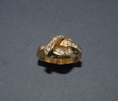 BAGUE en or jaune 18K (750/°°), motif croisé...