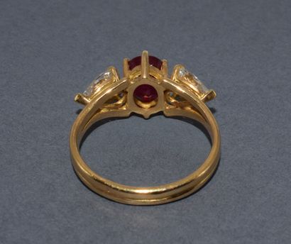 BAGUE en or jaune 18k (750/°°) centrée d’un...