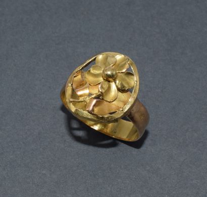 18K yellow gold (750/°°) RING featuring a...