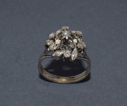 BAGUE MARGUERITE en or blanc 18K (750/°°)...