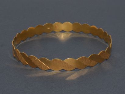 JONC en or jaune 18K (750/°°), motif torsadé...