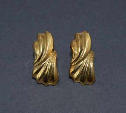 PAIRE DE BOUCLES D’OREILLES en or jaune 18K...