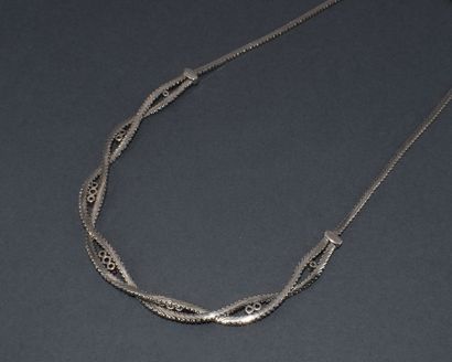 COLLIER en or blanc 18K (750/°°) centré de...