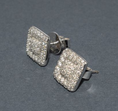 PAIRE DE CLOUS D’OREILLES en or blanc 18k...