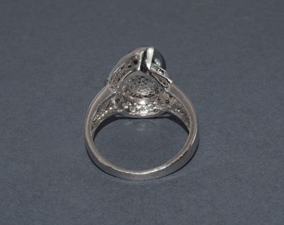 BAGUE en or blanc 18K (750/°°) ornée d’une...