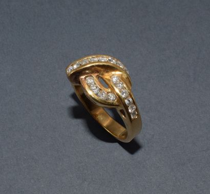 BAGUE en or jaune 18K (750/°°), motif croisé...