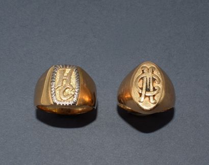 TWO SIGNET RINGS in 18K yellow gold (750/°°),...