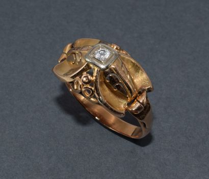 BAGUE en or jaune 18K (750/°°) stylisant...