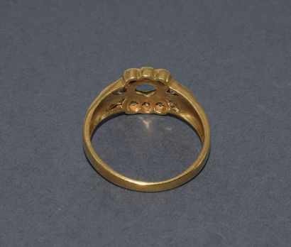BAGUE en or jaune 18K (750/°°), ornée de...