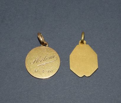 DEUX PENDENTIFS religieux en or jaune 18K...