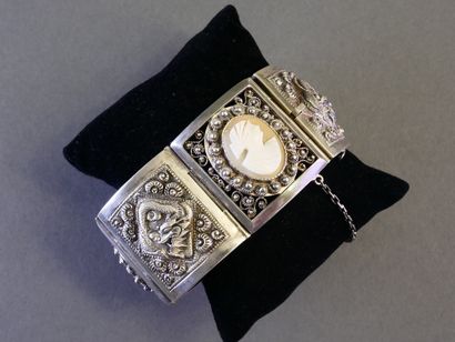 BRACELET BANDEAU en argent (min 800/°°) orné...
