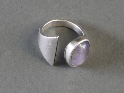 BAGUE MODERNISTE en argent (min 800/°°) ornée...