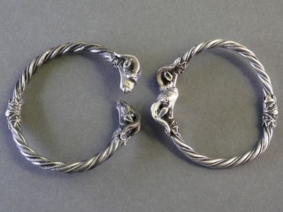 LOT DE 2 BRACELETS rigides ouvrants en argent...