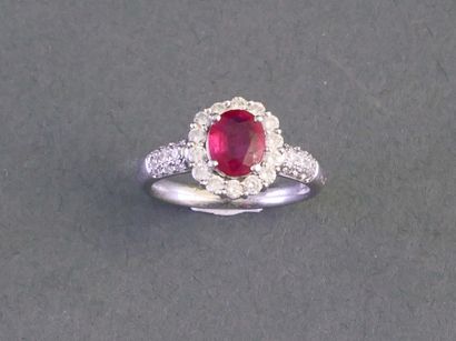 BAGUE MARGUERITE en platine centrée d'un...