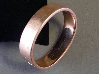 Rigid, clasp-style bangle in solid 18k rose...