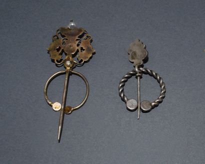 Lot de 2 FIBULES en argent (poinçon crabe)...