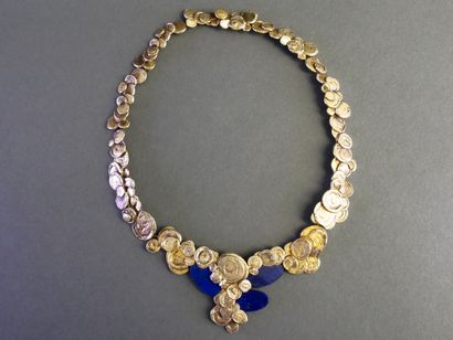 COLLIER MODERNISTE en argent doré (min 800/°°)...
