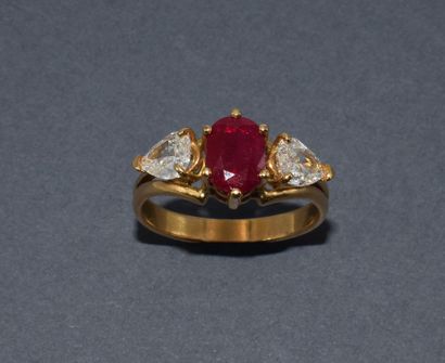 BAGUE en or jaune 18k (750/°°) centrée d’un...