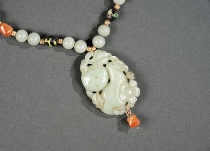 COLLIER RAS-DE-COU retenant en pendentif...