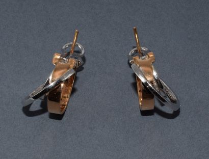 PAIRE DE BOUCLES D'OREILLES en or rose et...