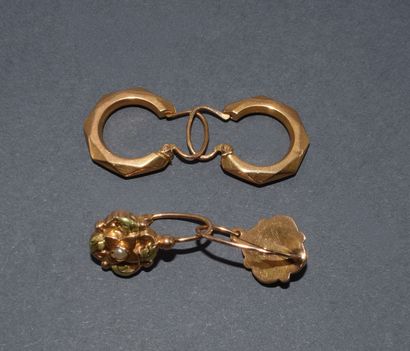 PAIR OF EARRINGS in 18K rose and green gold...