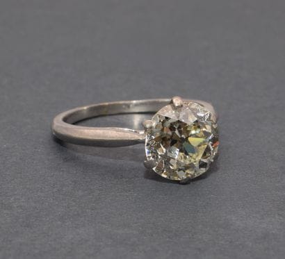SOLITAIRE RING in platinum set with a natural...