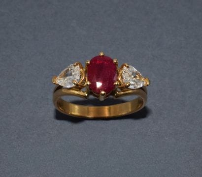BAGUE en or jaune 18k (750/°°) centrée d’un...