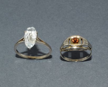 Lot of 2 RINGS in 18k (750/°°) white gold:
-...