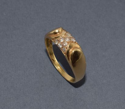 BAGUE en or jaune 18K (750/°°) centrée d’un...