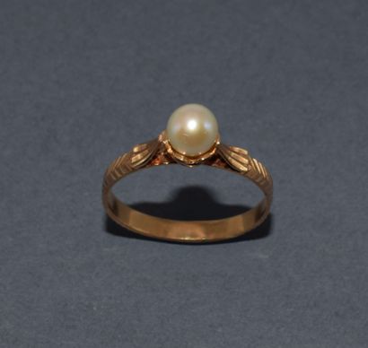 BAGUE en or jaune 18K (750/°°), ornée d’une...