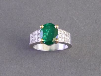 BAGUE en or blanc et jaune 18k (750/°°) ornée...