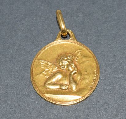 MEDAILLE signée AUGIS en or jaune 18K (750/°°)...