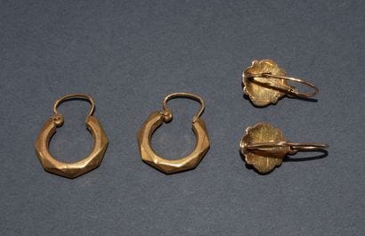 PAIR OF EARRINGS in 18K rose and green gold...