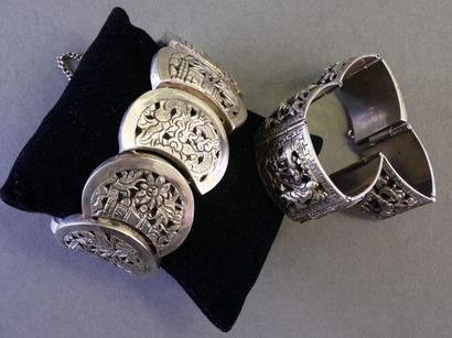 LOT DE DEUX BRACELETS en argent (min 800/°°)...