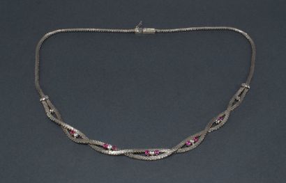 COLLIER en or blanc 18K (750/°°) centré de...