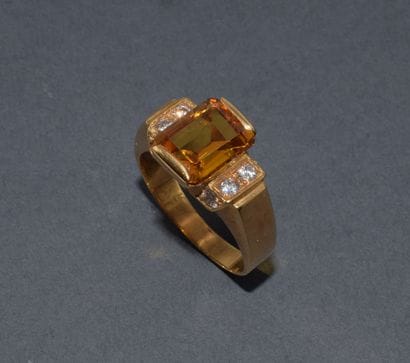 BAGUE en or jaune 18K (750/°°), centrée d’une...