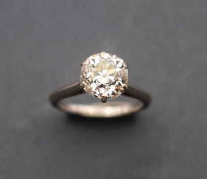 SOLITAIRE RING in platinum set with a natural...