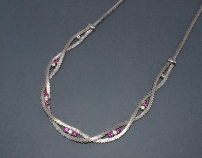 COLLIER en or blanc 18K (750/°°) centré de...