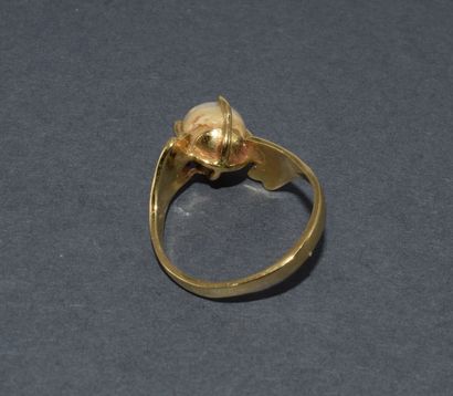 BAGUE en or jaune 18K (750/°°) centrée d’une...