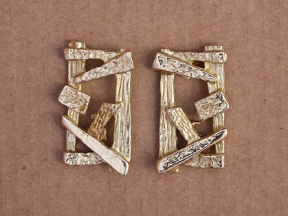 PAIRE DE BOUCLES D'OREILLES MODERNISTES en...