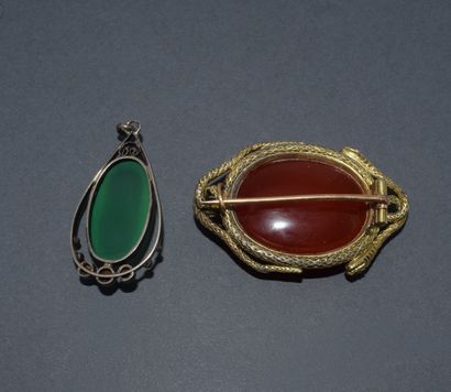Set consisting of a metal BROOCH featuring...