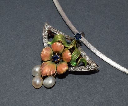 18K yellow gold (750/°) omega-link necklace°)...