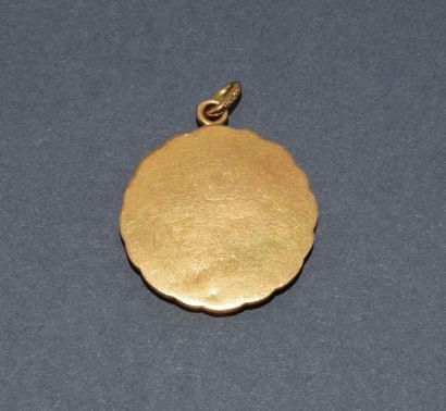 PENDENTIF en or jaune 18K (750/°°) figurant...