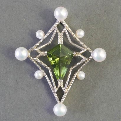 PENDENTIF en argent (min 800/°°) orné de...